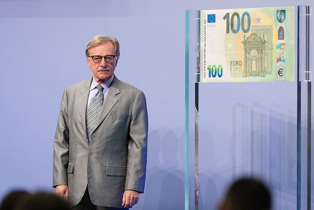 ep yves mersch bce junto a un billete de 100 euros