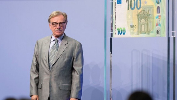 ep yves mersch bce junto a un billete de 100 euros