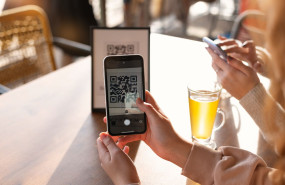 persona escaneando codigo qr resena google maps restaurante bar