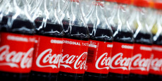 photo d archives des bouteilles de coca cola photographies a dans un supermarche 