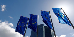 photo des drapeaux de l ue devant le siege de la banque centrale europeenne bce 