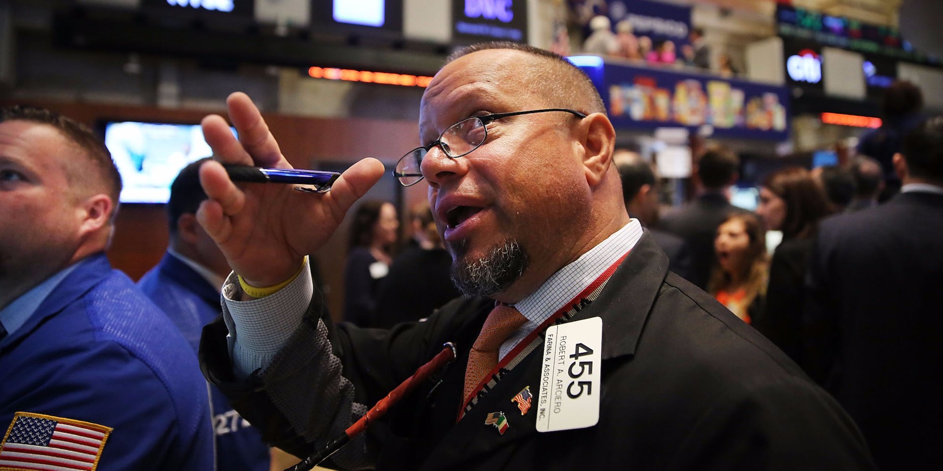 Subidas moderadas en Wall Street cerca de máximos históricos