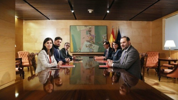 ep adriana lastra y gabriel rufian presiden la reunion de las delegaciones de psoe y erc para la