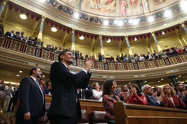 Aplausos a Pedro Sánchez tras ser elegido nuevo presidente del Gobierno | Europa Press ep aplausospedro sanchezser elegido nuevo presidentegobierno