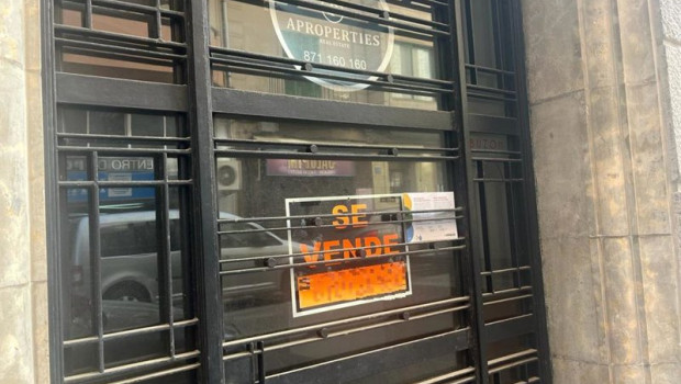 ep archivo   cartel de se vende en la entrada de un bloque de pisos en palma