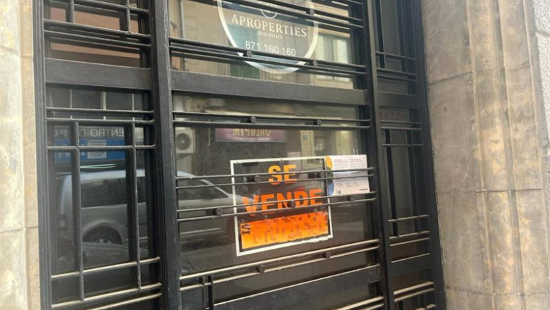 Archivo - Cartel de 'Se Vende' en la entrada de un bloque de pisos en Palma. | EUROPA PRESS - Archivo ep archivo cartel de se vende en la entrada de un bloque de pisos en palma