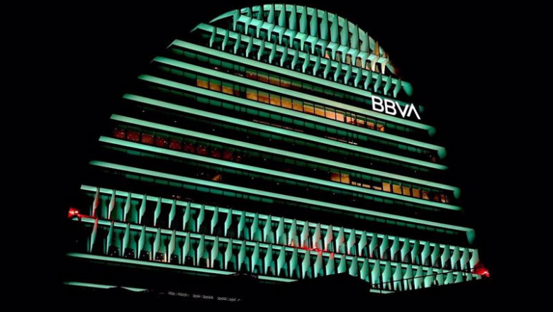 El edificio La Vela de BBVA. | BBVA - Archivo ep archivo el edificio la vela de bbva iluminado de color verde