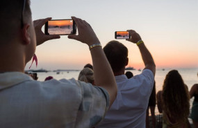 ep archivo   grupos de personas fotografian el atardecer en ses variades a 10 de agosto de 2022 en