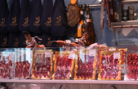 ep archivo   jamon serrano expuestos en un mercado a 2 de diciembre de 2025 en barcelona catalunya