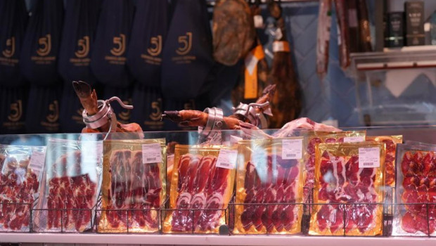 ep archivo jamon serrano expuestos en un mercado a 2 de diciembre de 2025 en barcelona catalunya ep archivo jamon serrano expuestos en un mercado a 2 de diciembre de 2025 en barcelona catalunya