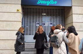 ep archivo   las trabajadoras de la cadena de perfumerias douglas han clausurado sus tiendas a modo