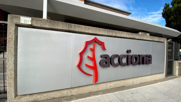 ep archivo   logotipo de acciona en la entrada de su sede en madrid