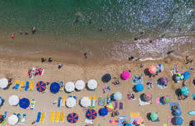 ep archivo   numerosas personas disfrutan de un dia de playa en la costa brava