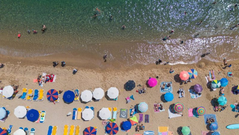ep archivo numerosas personas disfrutan de un dia de playa en la costa brava ep archivo numerosas personas disfrutan de un dia de playa en la costa brava