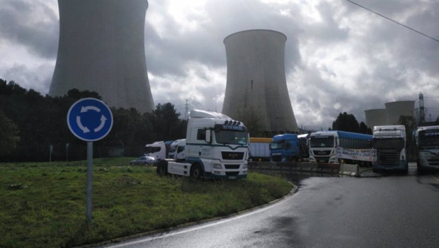 ep archivo   transportistas de carbon bloquean las salidas de la central termica de endesa en as