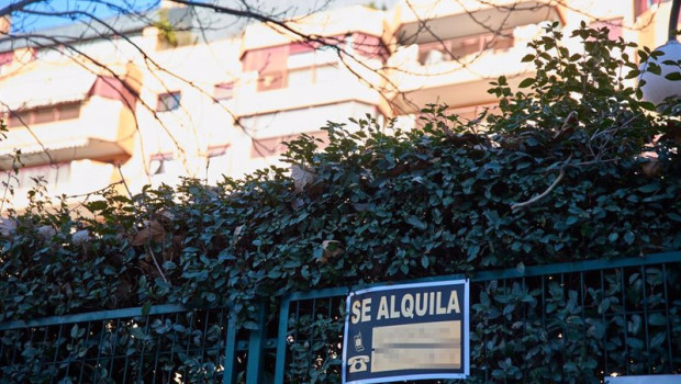 ep archivo   un cartel de alquiler de vivienda