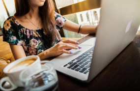 ep archivo   una mujer con un ordenador portatil