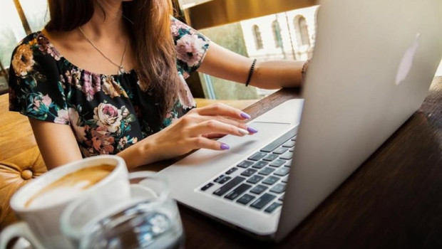 ep archivo   una mujer con un ordenador portatil