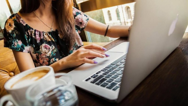 ep archivo   una mujer con un ordenador portatil