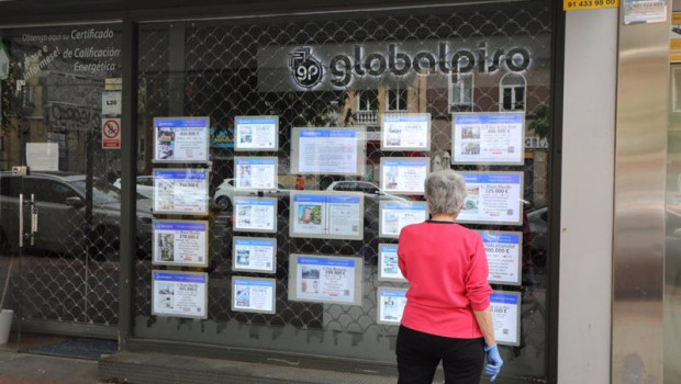 ep archivo   una mujer echa un vistazo a las ofertas de una agencia inmobiliaria