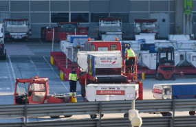 ep archivo   varios trabajadores de handling de iberia durante el ultimo dia de la huelga del