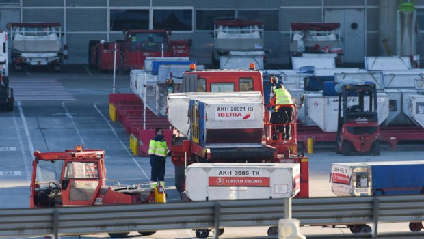 ep archivo   varios trabajadores de handling de iberia durante el ultimo dia de la huelga del