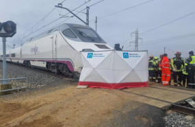 ep autoridades y servicios de emergencia intervienen en el lugar del accidente por una colision