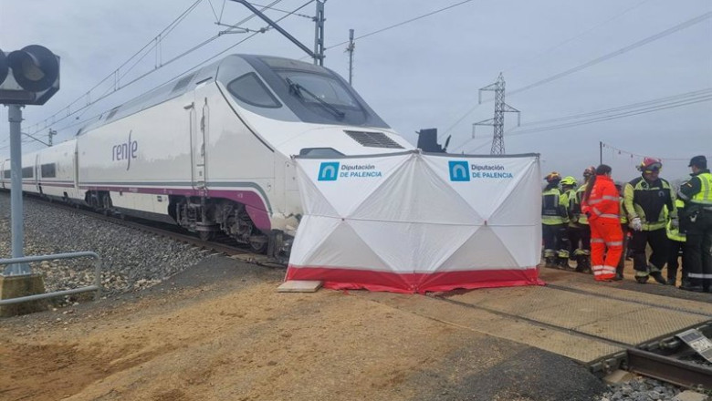 ep autoridades y servicios de emergencia intervienen en el lugar del accidente por una colision ep autoridades y servicios de emergencia intervienen en el lugar del accidente por una colision