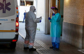 ep despues del aplauso en hospital virgen del rocio llega una ambulancia con un enfermo en sevilla a
