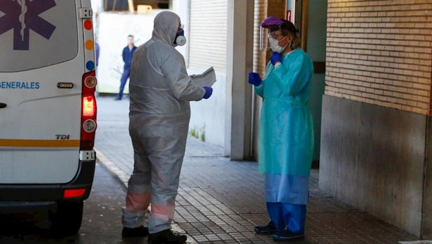 ep despues del aplauso en hospital virgen del rocio llega una ambulancia con un enfermo en sevilla a