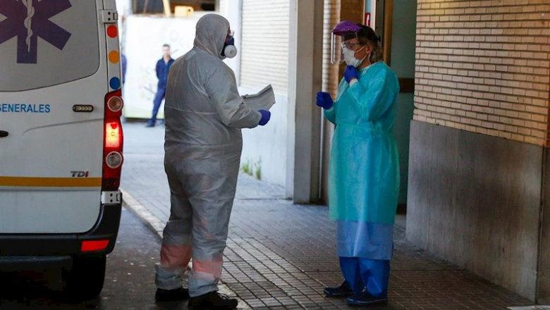 Después del aplauso en Hospital Virgen del Rocío, llega una ambulancia con un enfermo en Sevilla a 02 de abril 2020 | Eduardo Briones - Europa Press ep despues del aplauso en hospital virgen del rocio llega una ambulancia con un enfermo en sevilla a