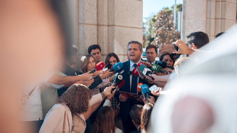 ep el consejero de vivienda jorge rodrigo ofrece declaraciones a los medios a su llegada a la ep el consejero de vivienda jorge rodrigo ofrece declaraciones a los medios a su llegada a la
