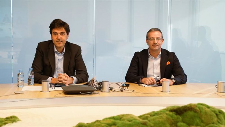 El director general de B2B de Orange España, Joaquín Colino, y el consejero delegado de Orange España, Jean-François Fallacher, en una rueda de prensa celebrada este jueves 16 de diciembre en Madrid en la que han presentado su nueva oferta para pymes | ORANGE ep el director general de b2b de orange espana joaquin colino y el consejero delegado de orange