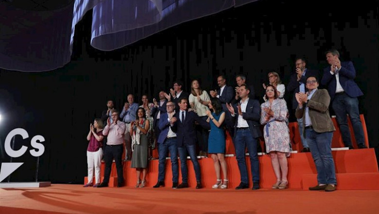 El expresidente de Ciudadanos Albert Rivera con sus compañeros de partido en el último Consejo General de Ciudadanos. | Jesús Hellín - Europa Press - Archivo ep el expresidente de ciudadanos albert rivera con sus companeros de partido en el ultimo consejo