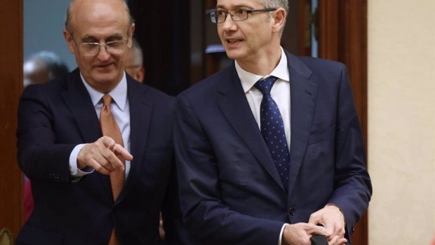 ep el gobernador del banco de espana pablo hernandez de cos d a su llegada a una comision de asuntos