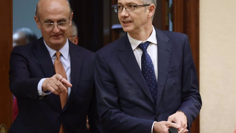 El gobernador del Banco de España, Pablo Hernández de Cos (d), a su llegada a una comisión de Asuntos Económicos y Transformación Digital, a 1 de junio de 2022, en Madrid (España). | Eduardo Parra - Europa Press ep el gobernador del banco de espana pablo hernandez de cos d a su llegada a una comision de asuntos
