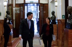 ep el presidente del gobierno pedro sanchez i conversa con la ministra de industria turismo y