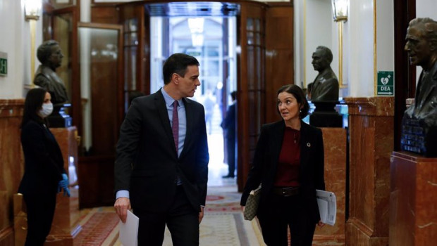 ep el presidente del gobierno pedro sanchez i conversa con la ministra de industria turismo y