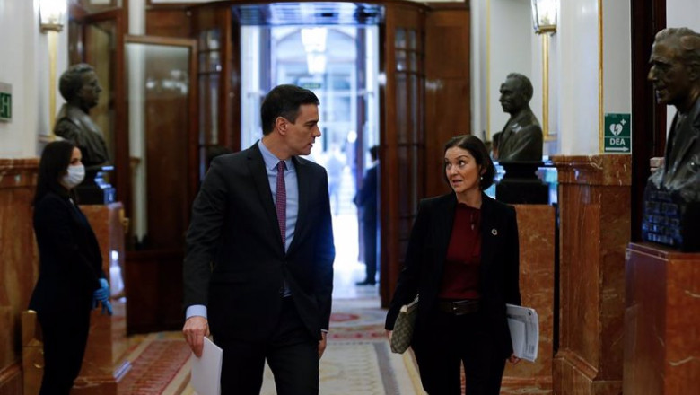 ep el presidente del gobierno pedro sanchez i conversa con la ministra de industria turismo y ep el presidente del gobierno pedro sanchez i conversa con la ministra de industria turismo y