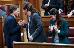 ep el secretario general de podemos pablo iglesias c estrecha la mano del portavoz parlamentario de