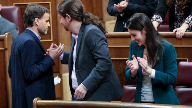 ep el secretario general de podemos pablo iglesias c estrecha la mano del portavoz parlamentario de