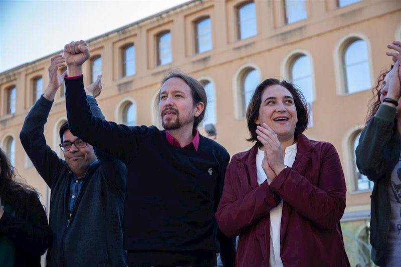 ep el secretario general de podemos pablo iglesias y la alcaldesa de barcelona ada colau en un acto