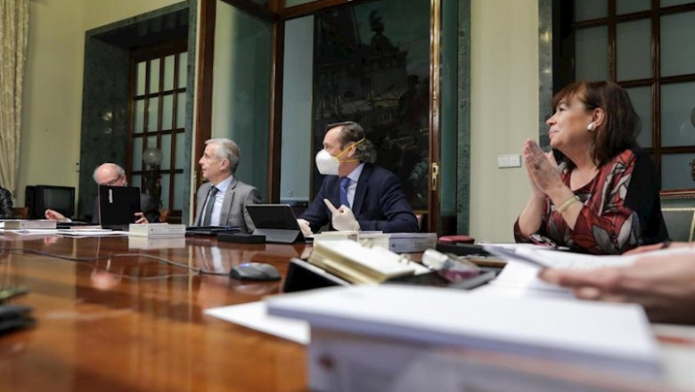 El secretario segundo del Senado, Rafael Hernando (2d, con mascarilla) y la vicepresidenta primera del Senado, Cristina Narbona (1d) durante la Mesa del Senado, el 17 de marzo de 2020. | Jesús Hellín - Europa Press ep el secretario segundo del senado rafael hernando 2d con mascarilla y la vicepresidenta primera