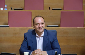 ep el vicepresidente segundo ruben martinez dalmau sentado en su escano de les corts
