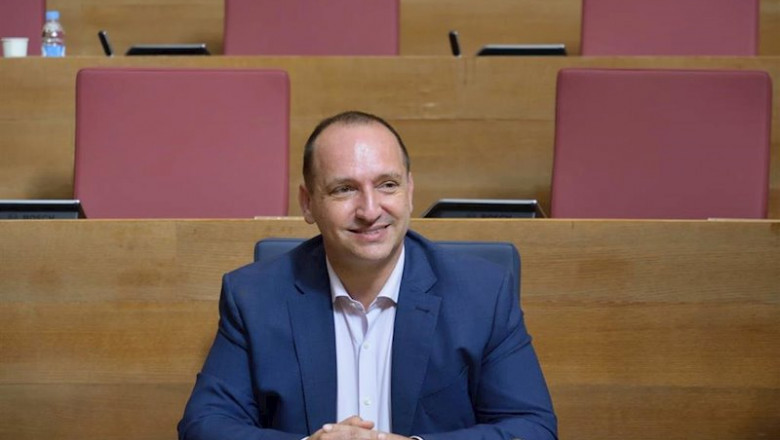 ep el vicepresidente segundo ruben martinez dalmau sentado en su escano de les corts