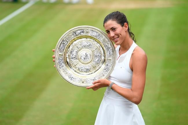 Garbiñe Muguruza, con su trofeo de Wimbledon. | WIMBLEDON ep garbine muguruza wimbledon 20170715170301