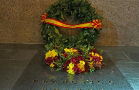 ep imagen de la tumba de franco con una corona de la familia y flores en el cementerio de el