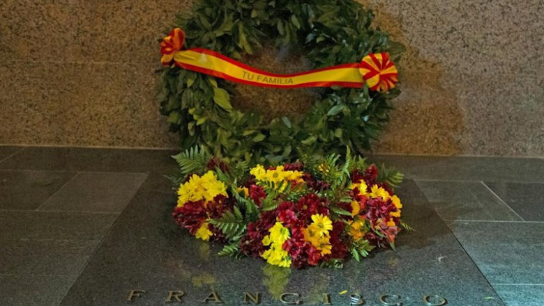 ep imagen de la tumba de franco con una corona de la familia y flores en el cementerio de el