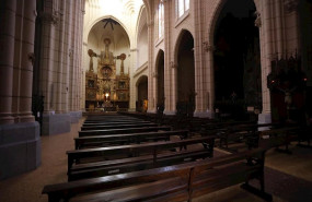 ep interior de la parroquia de santa cruz que tiene las puertas abiertas pero la celebracion de las