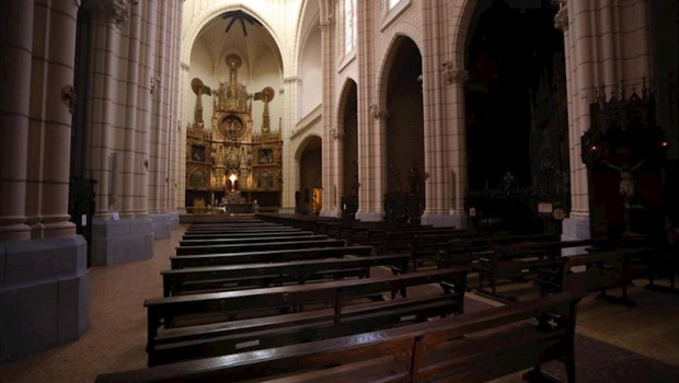 ep interior de la parroquia de santa cruz que tiene las puertas abiertas pero la celebracion de las